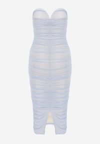 Born2be - Jasnoniebieska Dopasowana Sukienka Midi z Odkrytymi Ramionami i Marszczeniem Dorinissa. Kolor: niebieski. Materiał: tkanina. Długość rękawa: na ramiączkach. Typ sukienki: z odkrytymi ramionami. Długość: midi #8