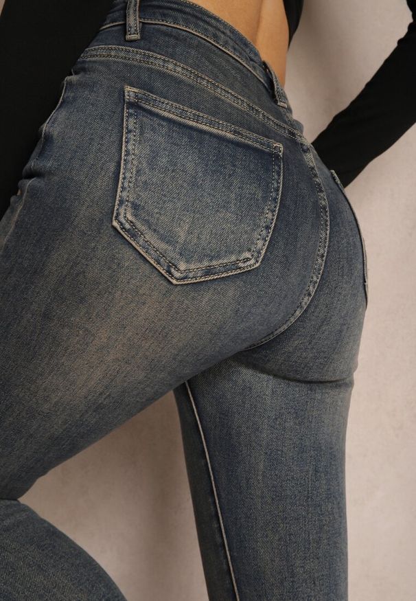 Renee - Granatowe Jeansy Skinny High Waist Wykończone Przetarciami Nevelisa. Okazja: na co dzień. Stan: podwyższony. Kolor: niebieski. Wzór: aplikacja. Styl: sportowy, elegancki, casual