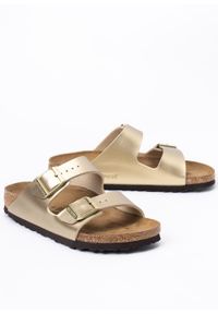 Birkenstock - Klapki damskie BIRKENSTOCK ARIZONA BF. Okazja: do pracy, na co dzień, na spacer. Nosek buta: otwarty. Kolor: złoty. Materiał: syntetyk, materiał, polar, zamsz, welur. Wzór: paski. Styl: casual