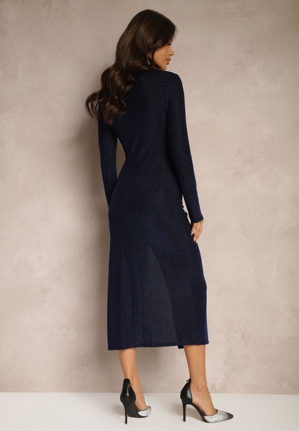 Renee - Granatowa Koktajlowa Sukienka z Wiskozą Rozcięciem z Boku i Marszczeniem Lilwin. Kolor: niebieski. Materiał: wiskoza. Styl: wizytowy