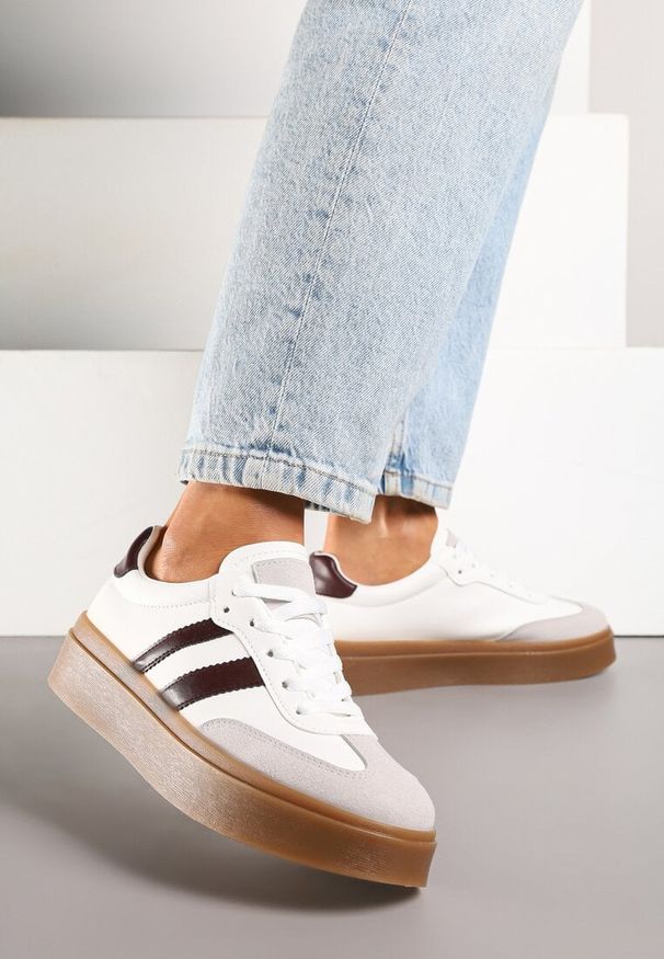 Renee - Biało-Bordowe Sneakersy na Kauczukowej Podeszwie Ozdobione Paskami Nilimea. Okazja: na co dzień. Zapięcie: pasek. Kolor: biały. Materiał: kauczuk. Wzór: aplikacja