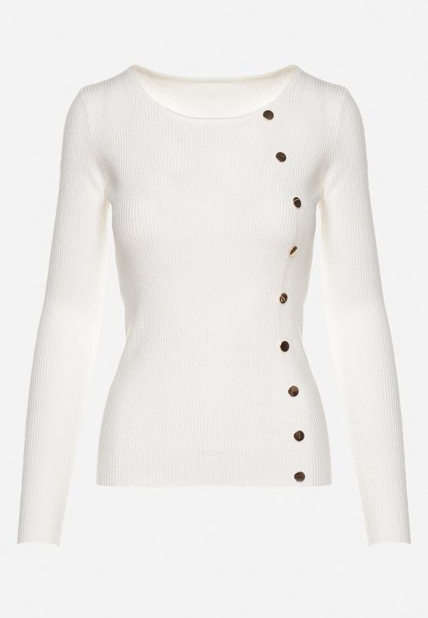 Born2be - Biały Sweter Ozdobiony Metalowymi Napami Corettina. Okazja: na co dzień. Kolor: biały. Materiał: jeans. Wzór: aplikacja. Styl: wizytowy, casual