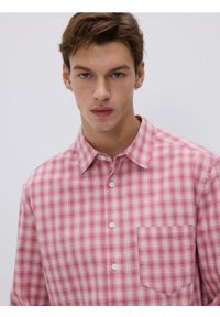 Reserved - Koszula comfort fit w kratę - brudny róż. Kolor: różowy. Materiał: tkanina, bawełna #1