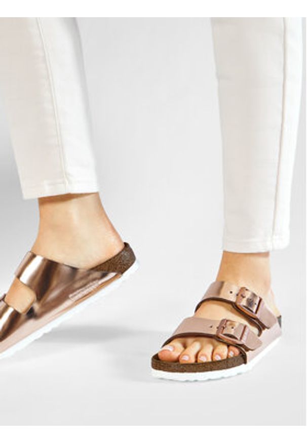 Birkenstock Klapki Arizona Metallic 0952093 Różowy. Kolor: różowy. Materiał: skóra
