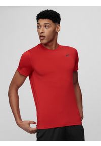4f - Koszulka treningowa regular szybkochnąca męska - czerwona. Kolor: czerwony. Materiał: syntetyk, elastan, materiał, włókno, dzianina. Długość rękawa: krótki rękaw. Długość: krótkie. Wzór: ze splotem, jednolity, gładki. Sport: fitness