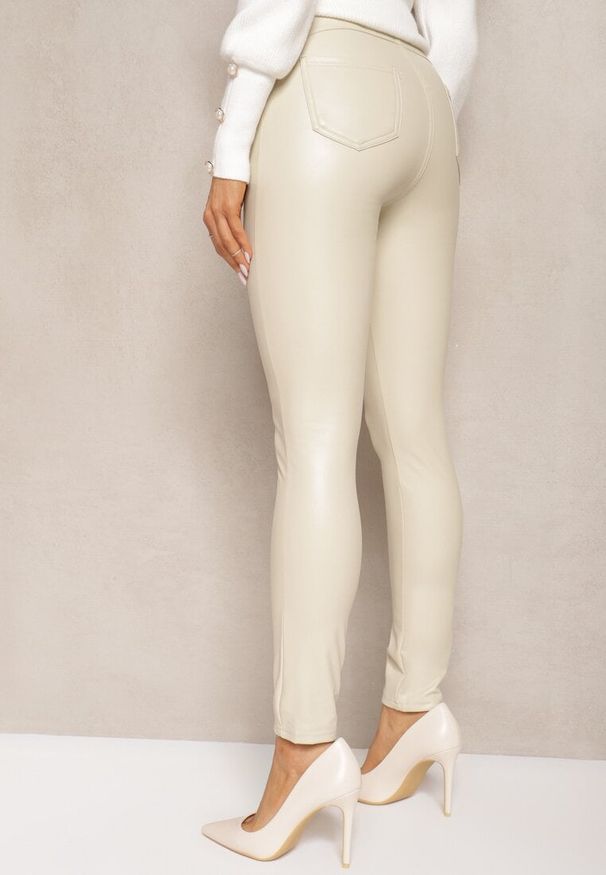 Renee - Beżowe Legginsy z Imitacji Skóry High Waist Noriel. Okazja: na co dzień. Stan: podwyższony. Kolor: beżowy. Materiał: skóra. Wzór: aplikacja. Sezon: zima. Styl: casual