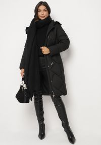 Born2be - Czarna Pikowana Kurtka z Kapturem i Ozdobnym Kołnierzem Ściągana w Pasie Ellarisa. Typ kołnierza: kaptur. Kolor: czarny. Materiał: wełna, jeans. Styl: elegancki #3