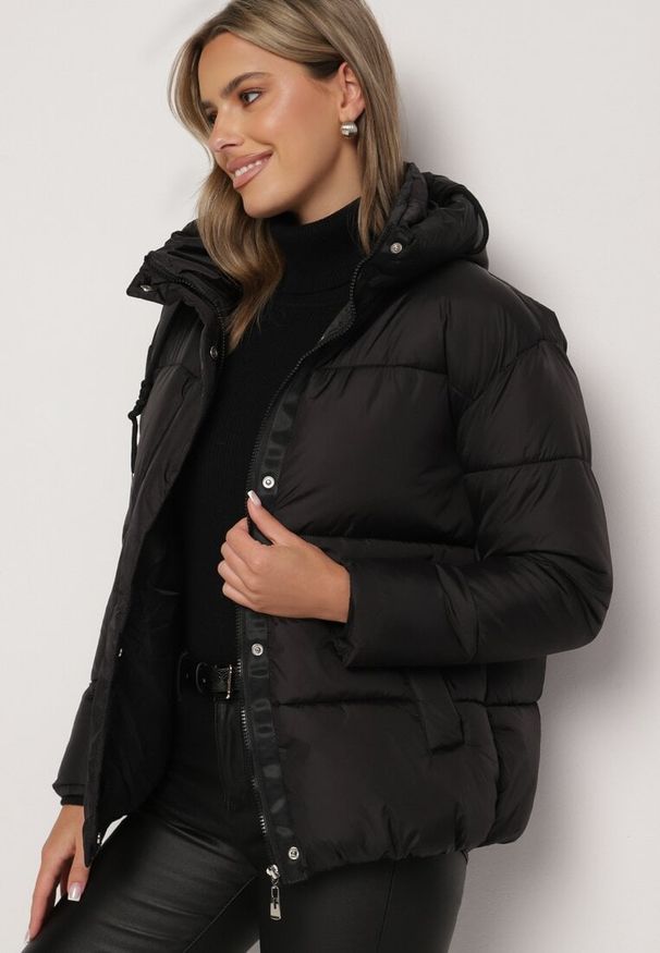 Born2be - Czarna Pikowana Kurtka o Pudełkowym Kroju z Kapturem i Kieszeniami Alissan. Typ kołnierza: kaptur. Kolor: czarny. Materiał: jeans. Sezon: zima