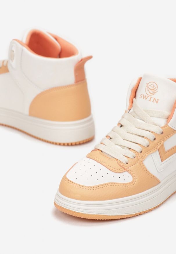 Renee - Beżowo-Pomarańczowe Sneakersy Maeramia. Okazja: na co dzień. Kolor: beżowy. Materiał: jersey, jeans