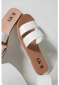 Answear Lab klapki skórzane damskie kolor biały. Kolor: biały. Materiał: skóra. Wzór: gładki. Obcas: na obcasie. Styl: wakacyjny. Wysokość obcasa: niski #3
