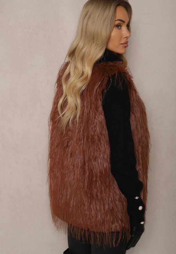 Renee - Jasnobrązowa Futerkowa Kamizelka o Prostym Kroju z Kieszeniami Venialith. Okazja: na co dzień. Kolor: brązowy. Materiał: jeans. Styl: elegancki, casual, klasyczny