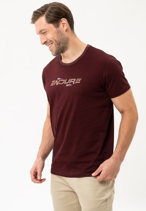 Volcano - T-shirt w sportowym stylu T-ENDE. Kolekcja: plus size. Kolor: czerwony. Materiał: bawełna, materiał, dresówka, włókno, skóra. Długość rękawa: krótki rękaw. Długość: krótkie. Wzór: napisy, gładki, nadruk. Sezon: zima, lato. Styl: sportowy