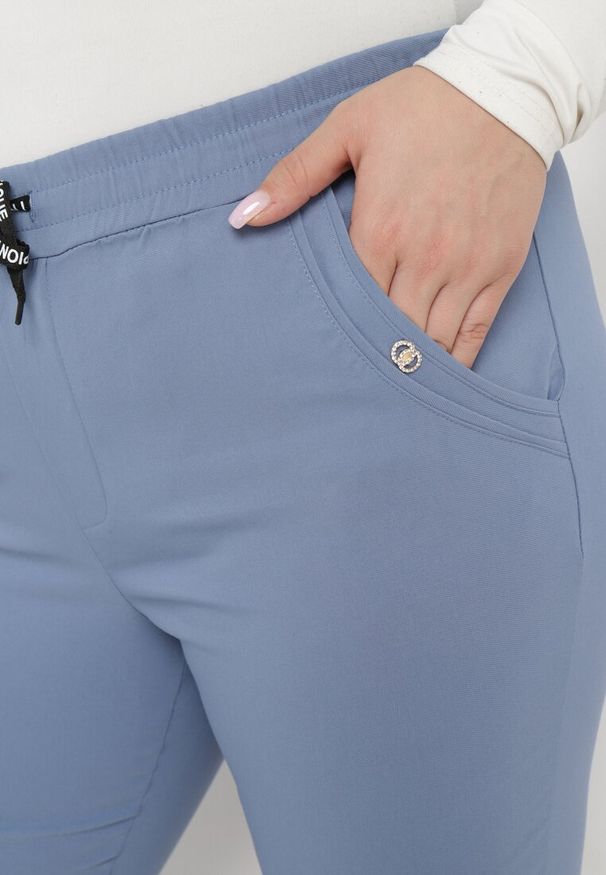 Born2be - Niebieskie Spodnie z Nogawkami 7/8 i Kieszeniami Gavotta. Okazja: na co dzień. Kolekcja: plus size. Kolor: niebieski. Materiał: satyna. Styl: elegancki, casual