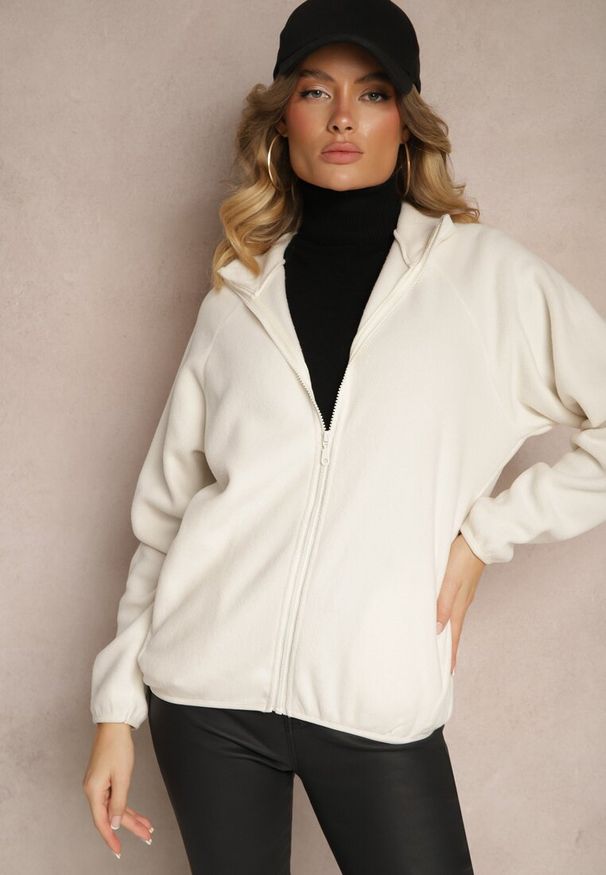 Renee - Jasnobeżowa Bluza Polar z Zapięciem na Suwak Kieszeniami i Stójką Esandria. Okazja: na co dzień. Typ kołnierza: kołnierzyk stójkowy. Kolor: beżowy. Materiał: polar. Styl: klasyczny, casual