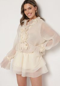 Born2be - Beżowa Rozkloszowana Sukienka Tiulowa z Falbanami i Kwiatowymi Broszkami Miranisea. Okazja: na co dzień. Kolor: beżowy. Materiał: tiul. Wzór: kwiaty. Typ sukienki: rozkloszowane. Styl: casual, klasyczny, elegancki #3