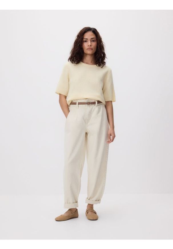 Reserved - Jeansy paperbag - beżowy. Kolor: beżowy