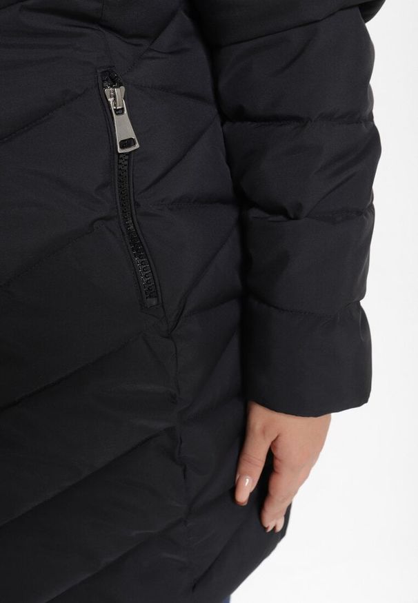 Born2be - Czarna Długa Pikowana Kurtka z Kieszeniami i Kapturem z Futerkiem z Możliwością Odpięcia Mazirae. Okazja: na co dzień. Kolekcja: plus size. Kolor: czarny. Materiał: futro. Długość: długie. Sezon: zima. Styl: elegancki, casual