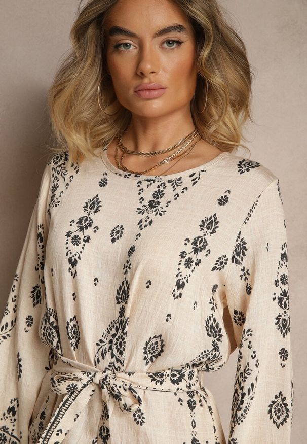 Renee - Jasnobeżowa Pudełkowa Sukienka Boho w Etniczne Wzory z Paskiem Lisalenea. Okazja: na co dzień. Kolor: beżowy. Długość rękawa: długi rękaw. Sezon: lato. Styl: boho