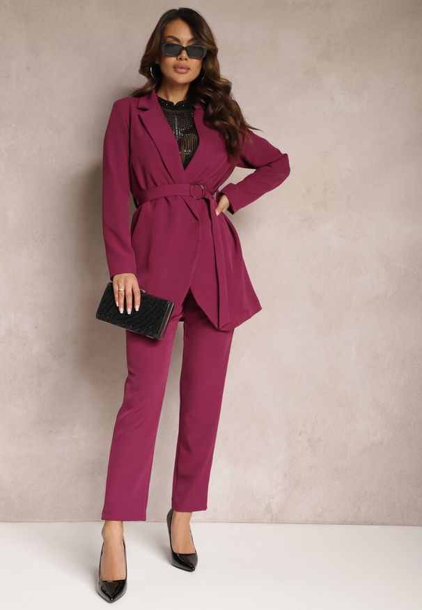 Renee - Ciemnofioletowa Sukienkowa Marynarka Wiązana Paskiem w Talii Ardthana. Kolor: fioletowy. Styl: elegancki
