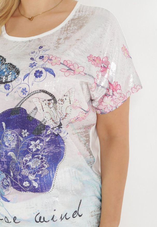 Born2be - Biała Bluzka z Rękawami Nietoperz i Błyszczącym Nadrukiem Korisa. Kolor: biały. Wzór: nadruk