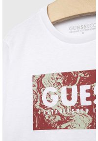 Guess t-shirt bawełniany dziecięcy kolor biały z nadrukiem. Kolor: biały. Materiał: bawełna. Wzór: nadruk #2