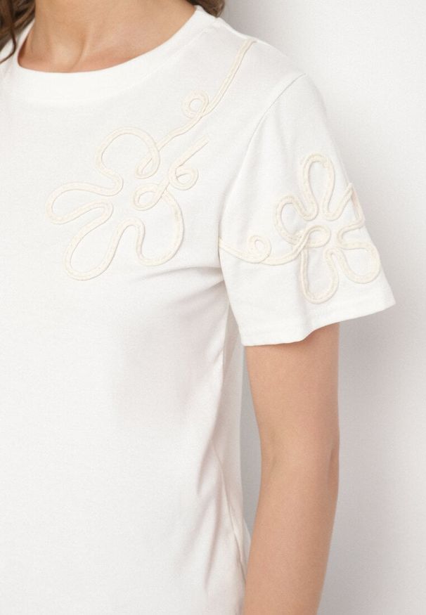 Born2be - Biały T-shirt z Kwiatowymi Aplikacjami Tilenna. Okazja: na co dzień. Kolor: biały. Materiał: jeans. Wzór: aplikacja, kwiaty. Styl: klasyczny, elegancki, casual