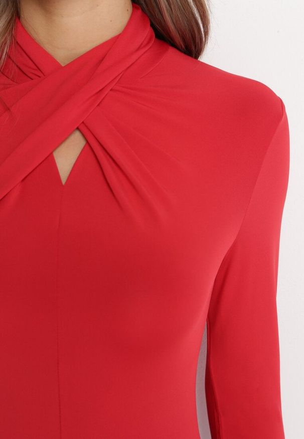 Born2be - Czerwona Bluzka z Półgolfem Ozdobiona Drapowaniem Binare. Okazja: na co dzień. Kolor: czerwony. Materiał: jeans, wiskoza. Wzór: aplikacja. Styl: klasyczny, casual, elegancki