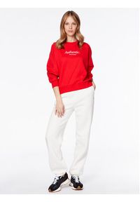 New Balance Bluza WT31557 Czerwony Regular Fit. Kolor: czerwony. Materiał: bawełna