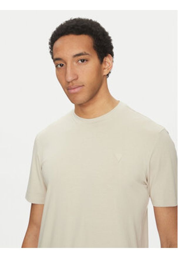 Guess T-Shirt Z2YI12 JR06K Beżowy Regular Fit. Kolor: beżowy. Materiał: bawełna