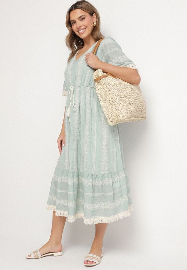 Born2be - Miętowa Bawełniana Sukienka Boho o Rozkloszowanym Kroju z Wiązaniem i Haftem Korithira. Okazja: na co dzień, na spacer. Typ kołnierza: dekolt w serek. Kolor: miętowy. Materiał: bawełna. Wzór: haft. Sezon: lato. Typ sukienki: rozkloszowane. Styl: boho