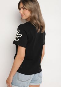 Born2be - Czarny T-shirt z Kwiatowymi Aplikacjami Tilenna. Okazja: na co dzień. Kolor: czarny. Materiał: jeans. Wzór: aplikacja, kwiaty. Styl: klasyczny, elegancki, casual #4