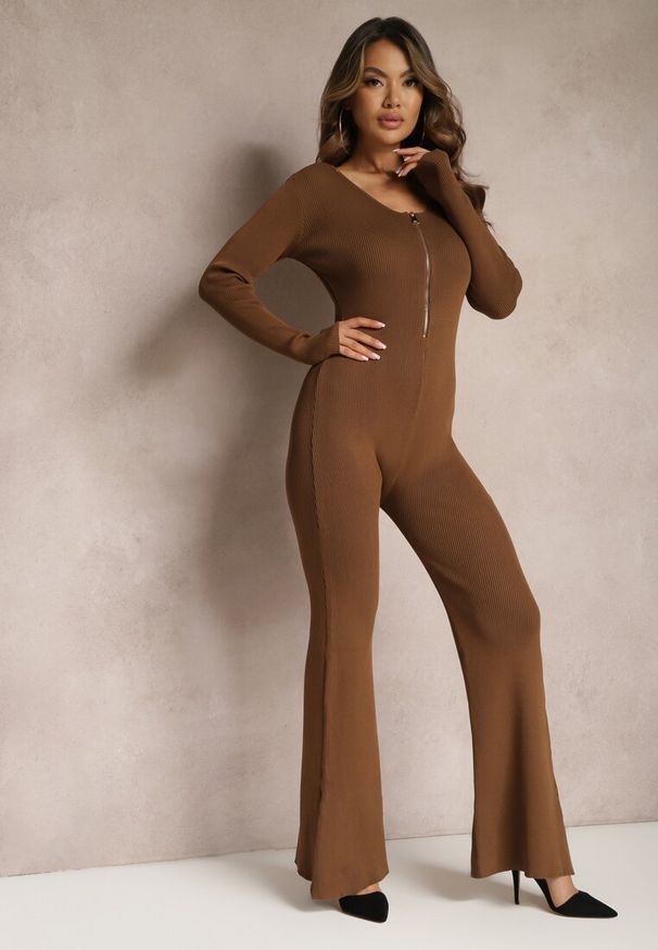 Renee - Brązowy Kombinezon Bodycon z Prążkowanej Wiskozy ze Spodniami Typu Dzwony i Suwakiem Lavirna. Kolor: brązowy. Materiał: wiskoza, prążkowany. Styl: elegancki