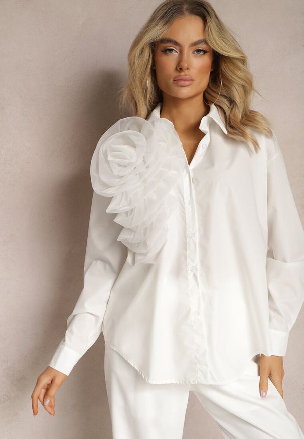 Renee - Biała Klasyczna Koszula z Oryginalną Ozdobą z Transparentnej Tkaniny Feoria. Kolor: biały. Materiał: tkanina. Wzór: aplikacja. Styl: klasyczny