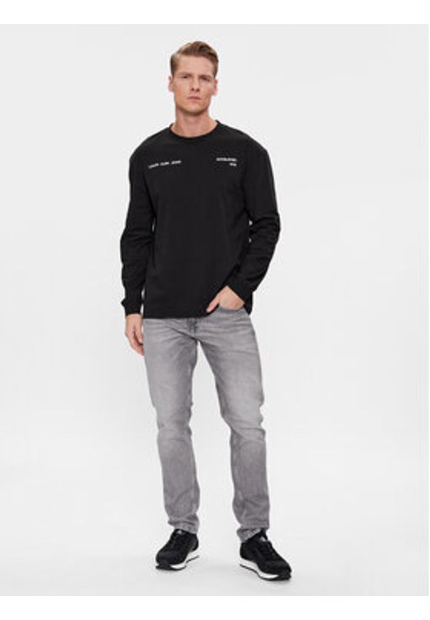 Calvin Klein Jeans Longsleeve Spray J30J324642 Czarny Relaxed Fit. Kolor: czarny. Materiał: bawełna. Długość rękawa: długi rękaw