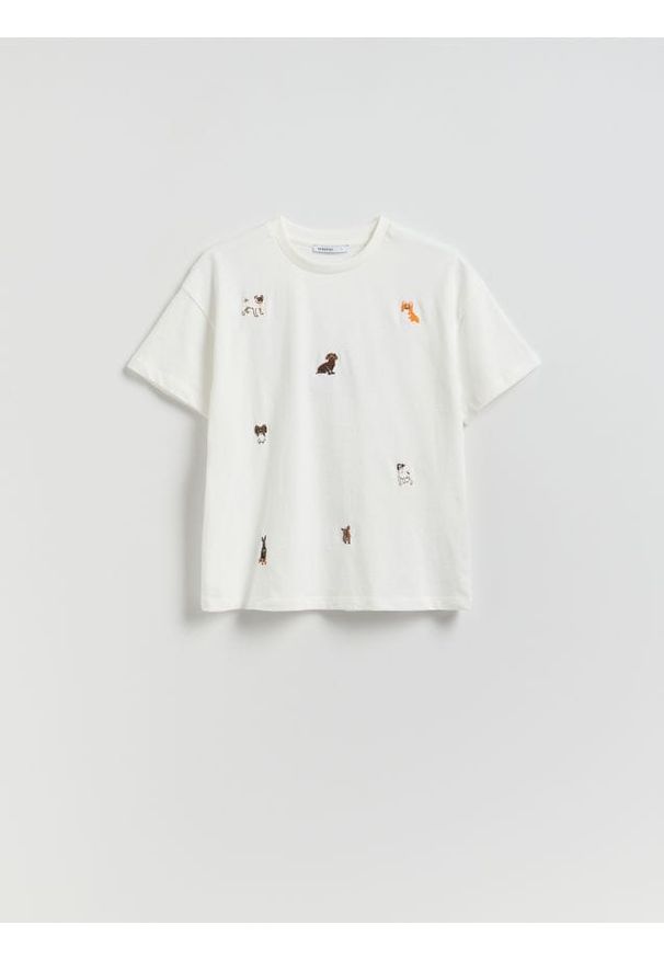Reserved - Bawełniany T-shirt z haftem - biały. Kolor: biały. Materiał: bawełna. Wzór: haft