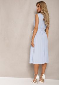 Renee - Jasnoniebieska Plisowana Sukienka Midi z Plisami na Dole i Paskiem w Talii Wrensilva. Kolor: niebieski. Materiał: materiał. Styl: elegancki. Długość: midi #4