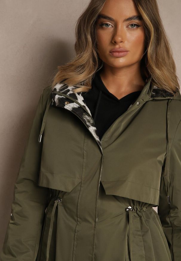 Renee - Zielona Kurtka Parka Ozdobiona Sznurkami przy Odpinanym Kapturze Loriballe. Okazja: na co dzień. Kolor: zielony. Materiał: jeans. Wzór: aplikacja. Sezon: jesień. Styl: casual