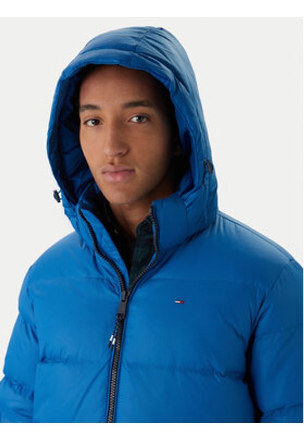 Tommy Jeans Kurtka puchowa Essential DM0DM19786 Niebieski Regular Fit. Kolor: niebieski. Materiał: syntetyk