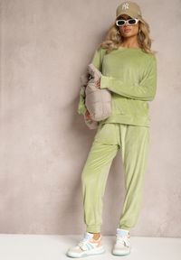 Renee - Jasnozielony Welurowy Komplet Dresowy z Oversizową Bluzą i Spodniami Anitri. Kolor: zielony. Materiał: dresówka, welur #3