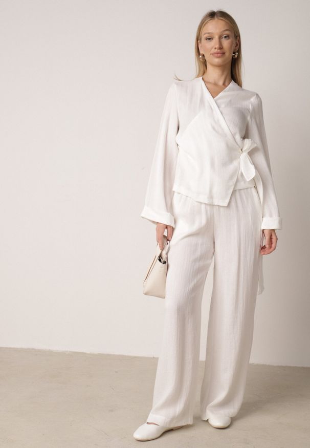 Born2be - Biała Kopertowa Bluzka z Wiskozy Ozdobiona Wiązaniem Velanitte. Okazja: na co dzień. Kolor: biały. Materiał: wiskoza. Wzór: aplikacja. Styl: casual, elegancki, wizytowy