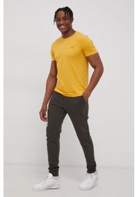 Superdry T-shirt bawełniany kolor żółty gładki. Okazja: na co dzień. Kolor: żółty. Materiał: bawełna. Wzór: gładki. Styl: casual