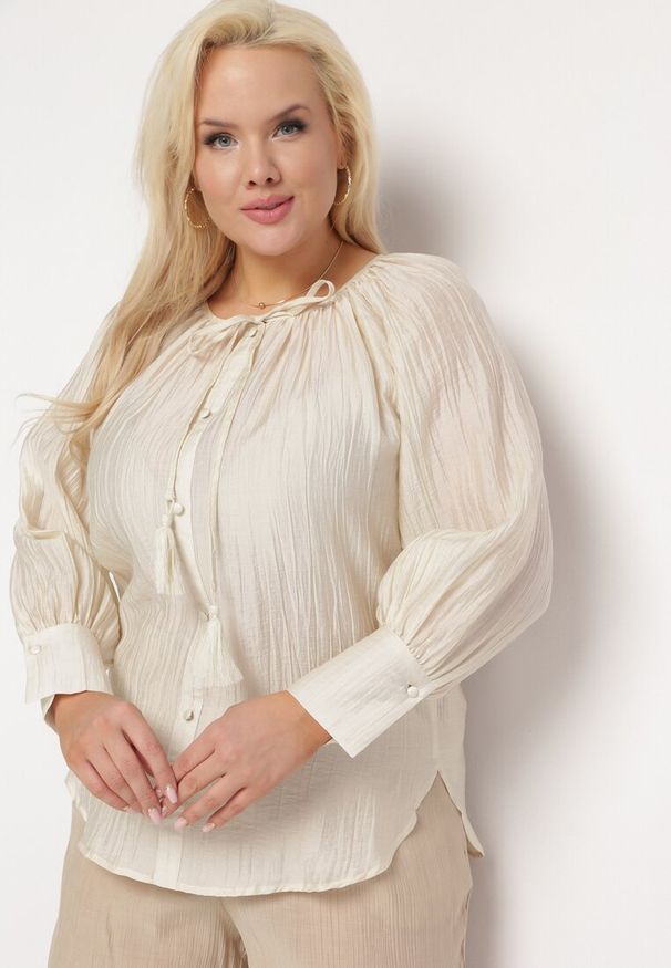 Born2be - Beżowa Koszula Wiskozowa z Guzikami Ozdobnymi i Troczkami Aulina. Okazja: na spotkanie biznesowe, do pracy. Kolor: beżowy. Materiał: wiskoza. Styl: elegancki, biznesowy