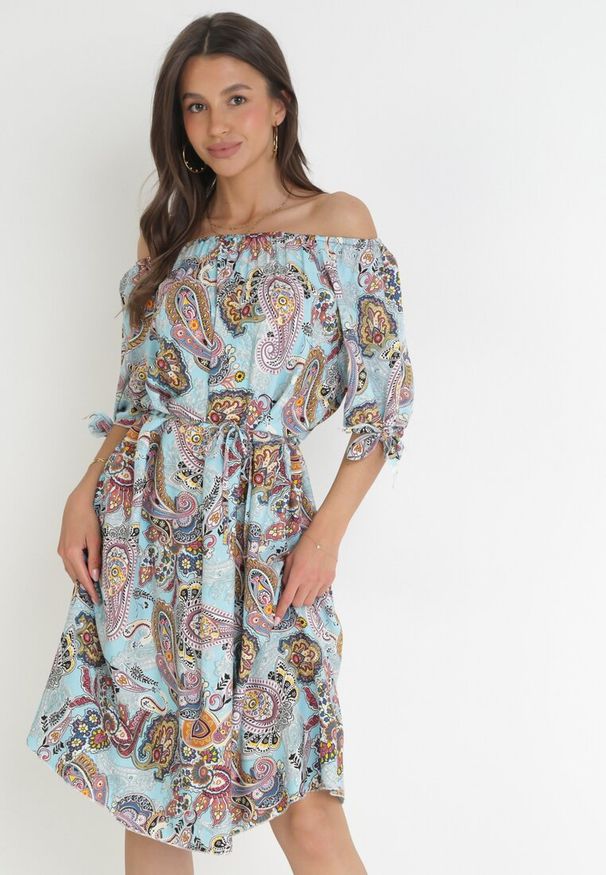 Born2be - Jasnoniebieska Pudełkowa Sukienka Midi Hiszpanka z Ozdobnymi Rękawami Nataliea. Typ kołnierza: dekolt hiszpanka. Kolor: niebieski. Materiał: materiał. Sezon: wiosna, lato. Długość: midi