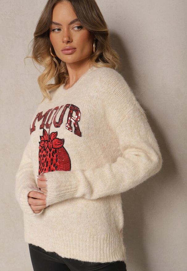 Renee - Jasnobeżowy Sweter z Dodatkiem Wełny Ozdobiony Naszywką Truskawką i Napisem Zozizelle. Okazja: na co dzień. Typ kołnierza: dekolt w łódkę. Kolor: beżowy. Materiał: wełna. Długość rękawa: długi rękaw. Długość: długie. Wzór: napisy, aplikacja. Styl: klasyczny, casual