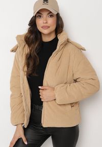 Born2be - Beżowa Sztruksowa Kurtka Puchowa z Odpinanym Kapturem Sinitha. Okazja: na co dzień. Kolor: beżowy. Materiał: sztruks, puch. Styl: casual, elegancki #3