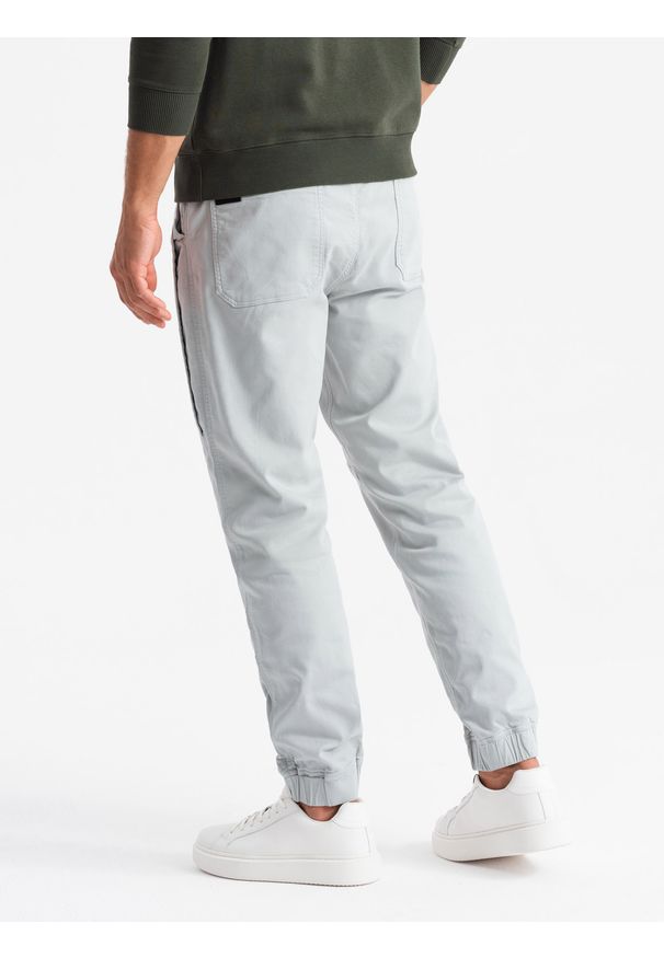 Ombre Clothing - Męskie dzianinowe spodnie joggery z ozdobną plisą – jasnoszare V3 - Rozmiar: L. Okazja: na co dzień. Kolor: szary. Materiał: dzianina. Długość: długie. Wzór: aplikacja, jednolity. Styl: casual