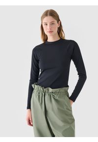 4f - Longsleeve slim z prążkowanej dzianiny z modalem damski - czarny. Okazja: na co dzień. Typ kołnierza: kołnierzyk stójkowy. Kolor: czarny. Materiał: prążkowany, dzianina. Długość rękawa: długi rękaw. Długość: długie. Wzór: prążki. Styl: casual, sportowy