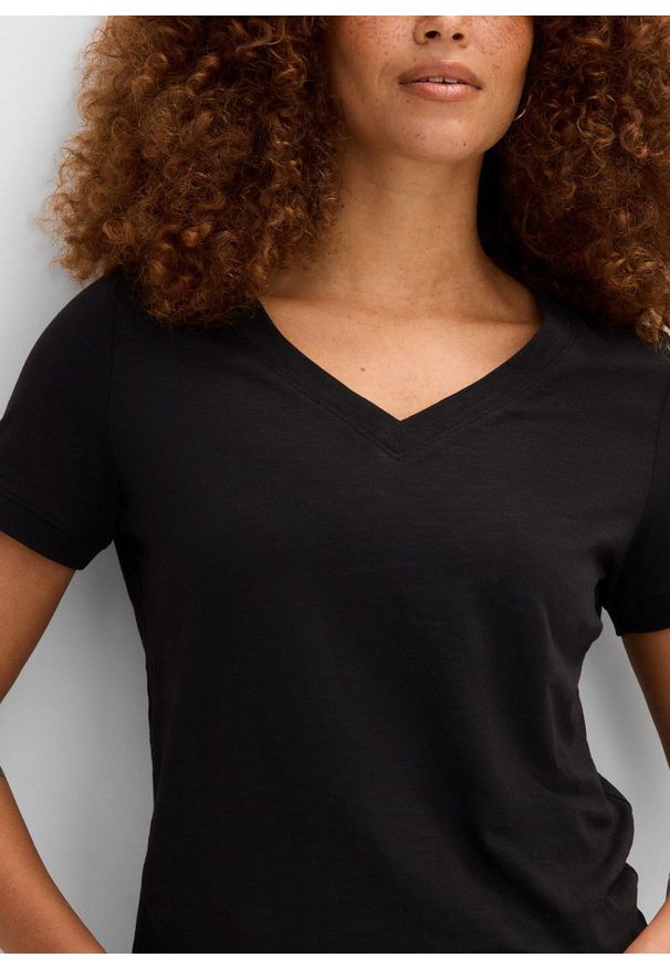 bonprix - T-shirt z czystej bawełny. Typ kołnierza: dekolt w serek. Kolor: czarny. Materiał: bawełna. Długość rękawa: krótki rękaw. Długość: krótkie