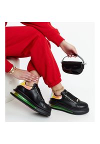 Czarne sneakersy na platformie GOE NN2N4030. Nosek buta: okrągły. Kolor: czarny. Materiał: guma. Sezon: lato. Obcas: na platformie