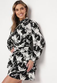 Born2be - Czarna Rozkloszowana Sukienka Mini z Ozdobnym Marszczeniem Mimizari. Okazja: na co dzień. Kolor: czarny. Typ sukienki: proste. Styl: casual, elegancki. Długość: mini